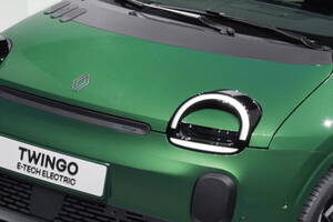 新型ルノー「トゥインゴ」世界初公開！ “ニッコリ顔”の初代デザインで復活 2026年発売、日本投入も期待できる？