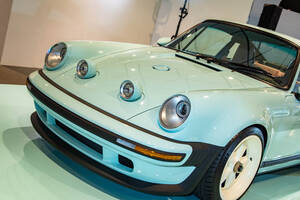 シンガー最新作「ポルシェ911カレラクーペ リイマジンド・バイ・シンガー」が富士で日本デビュー。創業者ロブ・ディキンソンが語る哲学と、中村史郎氏が「驚いた」圧倒的ディテール