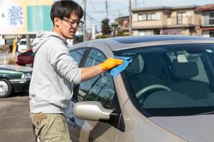 白化した車の樹脂パーツを復活させたい！ どうすればツヤを取り戻せる？ たった2アイテムで手軽にできる施工方法を紹介【カーマニア本田浩隆の愛車日常メンテナンス】