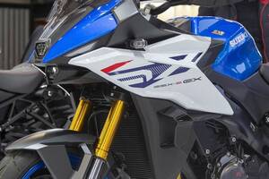 クロスオーバーモデルにも“羽”の時代が到来!? スズキ「GSX-S1000GX」のウイングレット付き新型車を公開【EICMA2025】