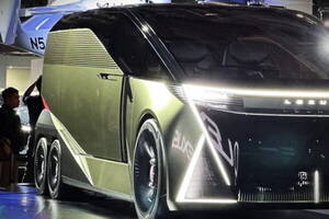 異形の6輪ミニバン“真の狙い”とは？ 広さではない「私がこだわったのは一点」豊田会長あかす誕生秘話