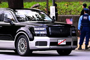 トランプ大統領の車列になぜ!?「仮ナン付きセンチュリーSUV」驚きの正体 窓ガラスの“謎ディテール”その意味は？