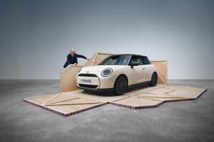 ミニ、初代クラシック以来4度目となるポール・スミスとのコラボモデル発表。電動BEV版から受注開始