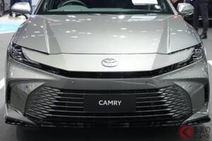 トヨタ「FF“最上級”セダン」実車展示！ 「サメ顔」×流麗ボディがイイ！ リッター25kmも走るラグジュアリーなカムリをタイで展示