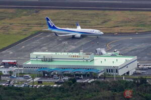 「日本一難しい空港、でも飛行機安全に降ろす」どうやって？→その裏側がスゴすぎる 「ここまでやるか！」な八丈島空港…でもなぜ？
