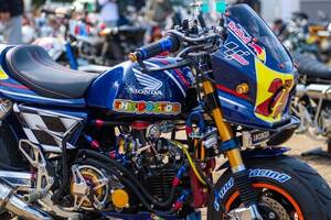 「Moto GPレーサー」顔負けの本格「“ミニ”レーサーカスタム」!? 小さくても超本気!! ホンダ「モンキー改」が凄い!!