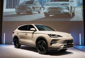 BYDが日本導入した「BYD SEALION 6」はエンジン付きのハイブリッドSUV！