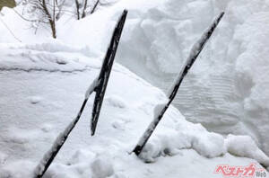 窓ガラスが凍結したらビニール袋にお湯を入れてフロントガラスをなでる！　うっかり失敗を未然に防げ！　寒波が来る前にやっておきたい冬対策３選