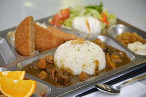 カレーばっかじゃない！ 海自自慢の「激ウマ献立」でも “絶品は護衛艦以外にあり” どういうこと？