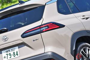 トヨタの最新型「コンパクトSUV」に注目！ 精悍「マスク」×「めちゃ“スゴい”ウインカー」採用!? 最新「カローラクロス」搭載の「運転支援プロジェクション」今後の発展にも期待大