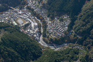 ここも東京なのだ オレンジのE233系が緑に映える！ 山あいを走る電車を「鳥目線」で追う