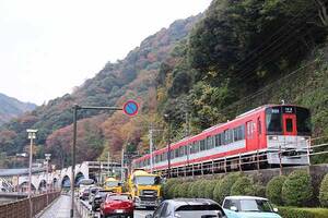 これは分かりやすい！ 小田急「赤い1000形」デビュー 現地で分かった「色替え」の効果