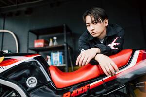 アーティスト・俳優 佐藤友祐(lol)の「あの“絶版旧車”に乗りたい！」──Vol.12 ホンダCBR400F