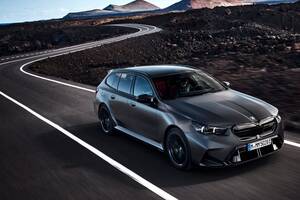 BMW「M5ツーリング」日本初上陸！727馬力、M専用PHEVシステム搭載の高性能ワゴン