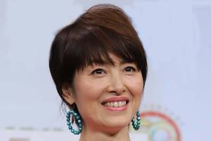 歌手「荻野目洋子」の「“めちゃ小さい”愛車」紹介！ 20代の時に乗っていたクルマに「色が可愛い」「ステキな愛車」の声！ 懐かしすぎる「ミニ」が話題に