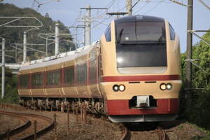 「国鉄色のJR特急」がスゴい珍ルートで運行へ 乗車難易度Sランクの区間をめぐる 大宮駅の電留線にも入線