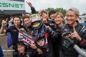 岩佐歩夢が待望のSF初優勝。SC2回、雨のSUGOは上位4台が5秒以内の大接戦に【第8戦決勝レポート】