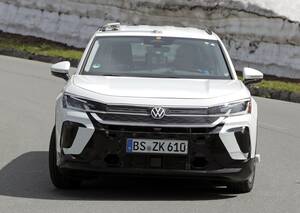 フォルクスワーゲンのベストセラーSUV「T-Roc」の次期型プロトタイプをキャッチ！「ChatGPT」タブレットを搭載