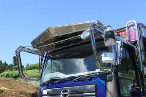 一般人から見たらド派手な装甲車のようなデコトラ！　バンパーもミラーも凶器のようだけど安全性は大丈夫？