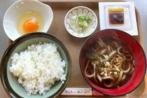 朝のおかずはシンプルに、納豆、生玉子、うどん!?　中央道「谷村PA」の朝定食