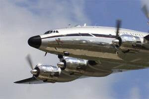 「歴史上最も美しいデザインの旅客機」どんなもの？ フツーとは明らか違うルックス 機齢は“75年超”…復活経て空の祭典に降臨へ
