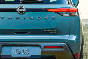 4年ぶり顔面刷新！ 日産“新型”「“3列”SUV」初公開！ “テラノ後継機”な「V6」×「9速AT」搭載モデル！ バルティック・ティール新設定の「パスファインダー」米国に登場