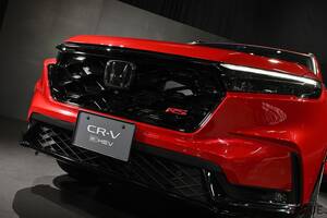 新型RAV4発売でミッドサイズSUV戦線が加熱！ ホンダ「CR-V」のハイブリッドモデルは2026年2月発売へ──日本仕様は精悍な「RS」系で勝負