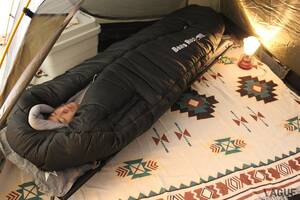 使用可能温度マイナス34度で冬キャンプでも確実に暖かい！ ベアーズロックの「マミー型寝袋」に新色が登場 中綿たっぷり極厚仕様の“動ける寝袋”とは
