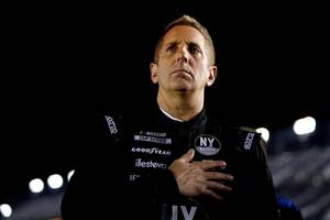 NASCARのレジェンド、グレッグ・ビッフルとその家族が飛行機墜落事故で亡くなる