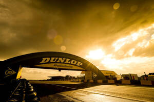 ル・マンの“シンボル”ダンロップ・ブリッジが新名称に。スタンドとコースも一部改修へ