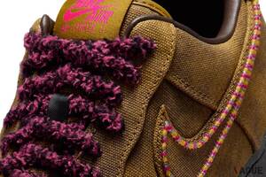 ハデなマルチカラーの“スウッシュ”が存在感抜群！ ナイキの名作「エアフォース1」に加わった温かみのある新色とは？ 素材感と配色が絶妙なバランスです