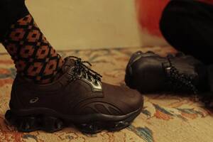 アシックスからレザーダービーシューズから着想を得た新作モデルが登場！──GQ新着スニーカー