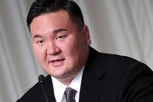 元横綱「白鵬」が愛車の“1500万円超え”「高級ミニバン」公開！ 「やっと、きたー！」な“ピッタリ過ぎる”「ビッグな国産車」どんなモデル？