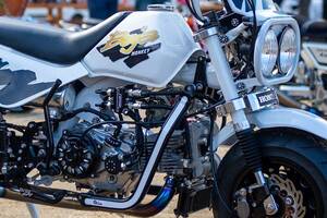 異色のミニオフローダ―・モンキーバハが都会的なモノトーンカスタムで見事Wアワードを獲得!!