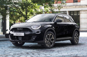 ブラックのボディカラーでシックにキメたフィアット600ハイブリッドの限定モデルが日本上陸