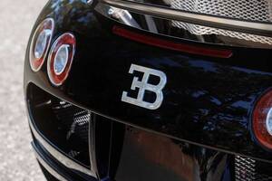 “素”のヴェイロン史上 最高落札額!? 15年前の「ブガッティ」が高値で落札 1000馬力超えで最高時速407キロのハイパーカー「EB16.4クーペ」とは