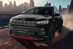 さりげない個性が光る。ジープ「コンパス」黒×赤コントラストが目を引く限定車