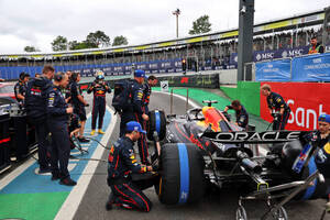 ピットレーンから表彰台。衝撃のフェルスタッペンの復活劇に、ライバルは敬意と疑問【トップチーム密着】