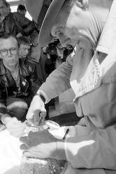 若江漢字撮影《ヨーゼフ・ボイス ドクメンタ7でのアクション》──今月のアートを深掘り