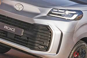 トヨタ「新“スライドドア”バン」発表！ 全長4.7mの「ハイエース」級ボディで「ちょうどイイサイズ」！ 精悍「大口グリル」で大きな“画面”も付いた「プロエース」2026年モデル欧州で発売