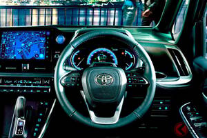 トヨタ「新ヴォクシー」に反響殺到！「これ乗ってるだけでカッコイイ印象になる！」の声も！ ギロリと睨む「2段ヘッドライト」＆使える“3列シート”採用！ ファミリーミニバンの「ちょうどいい“新定番”」どう進化した