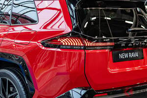 約800万円！ トヨタ新型「“5人乗り”SUV」初公開！ 300馬力超え「パワトレ」＆全長4.6m級の「ちょうどいいサイズ」採用！ スポーティな「GRS」もある「RAV4」伊国で発売