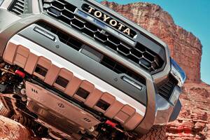 約497万円から！ トヨタ“新”「4ドア本格SUV」発表！ 6速MT設定＆超パワフル「2.4リッターHV」も搭載！ 精悍「ヘキサゴングリル」採用の「新タコマ」26年モデル 北米で発表