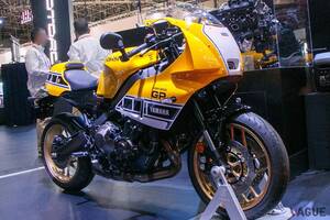 往年の“インターカラー”を思わせる「XSR900GP」用外装キットも展示！ 電動車でも水素バイクでも“走りの楽しさ”を追求する「ヤマハの未来型バイク」とは
