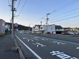 えっ!? 「日本の北の果ての街」に”激レアスタイルの青い道路看板”がありました… 唯一無二級も「確かに便利」な特別仕様とは