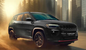 ブラック基調のボディカラーにシックなニュートラルグレーと鮮やかなレッドのアクセントが映えるジープ・コンパスの限定モデル「トレイル エディション」が日本発売