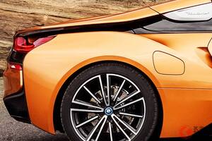 全長4.6m級の「“4WD”スポーツカー」がスゴイ！ 1.5リッターエンジン搭載で「370馬力」超え＆開放感抜群の“オープンボディ”も魅力！ 2人乗りのBMW「i8ロードスター」とは？