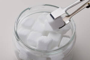 燃料タンクに砂糖を入れてエンジンを焼き付かせてやれ！　昭和オヤジなら聞いたことのあるコレってホント？