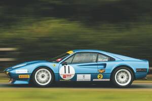 今でも強烈なウェポン　フェラーリ308 GTB レーサー（2）　左側へ鎮座する赤い消化器