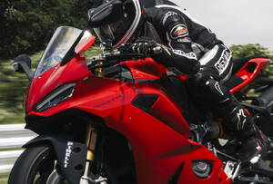 【ドゥカティ パニガーレV2 試乗】かつてないほどフレンドリー！ おすすめは豪華装備の「V2S」…小川勤